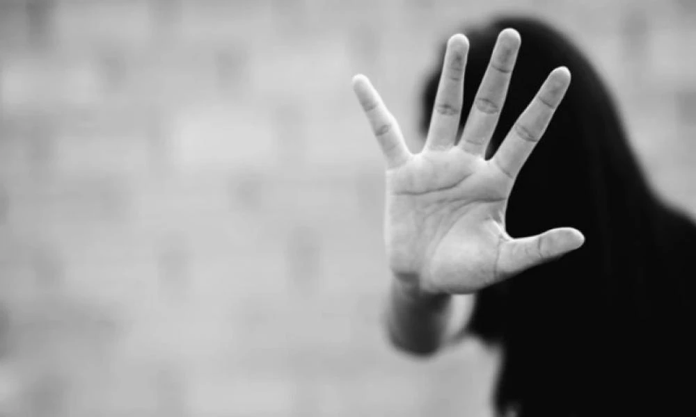 Σπάτα: Ξυλοκόπησε την γυναίκα του μπροστά στην 4χρονη κόρη τους και απείλησε να αυτοκτονήσει